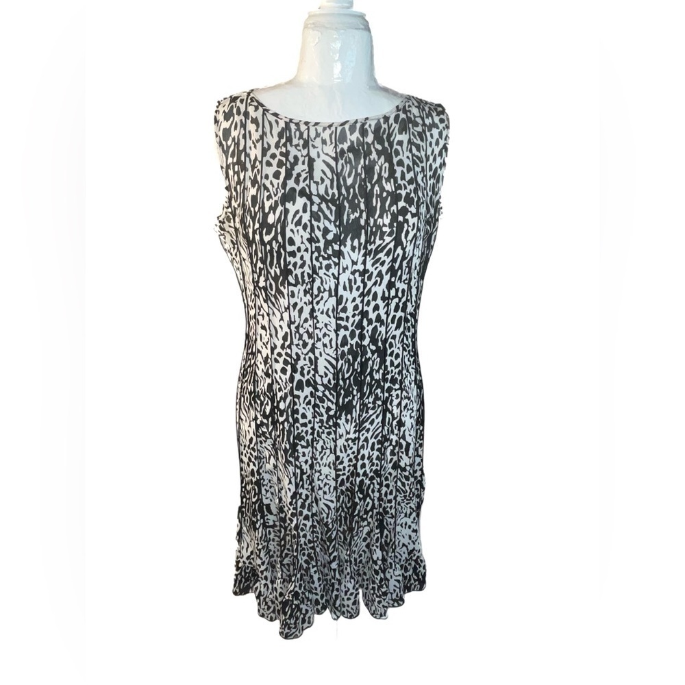 Preloved Sandra Darren Black/White Fit/Flare Runched Animal Spot Print Size 12